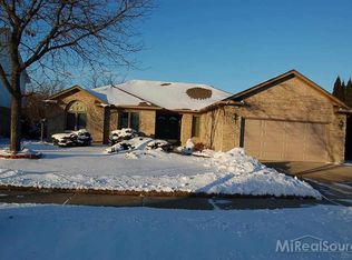 15559 Mountainside Dr, Macomb, MI 48042