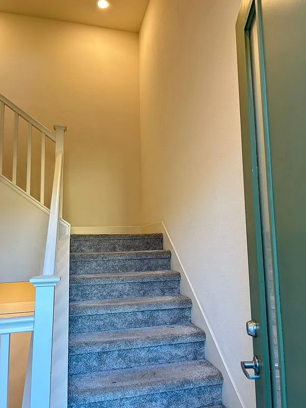 3 bed, 3.0 bath, 2169 sqft, $5,000 — Photo 2