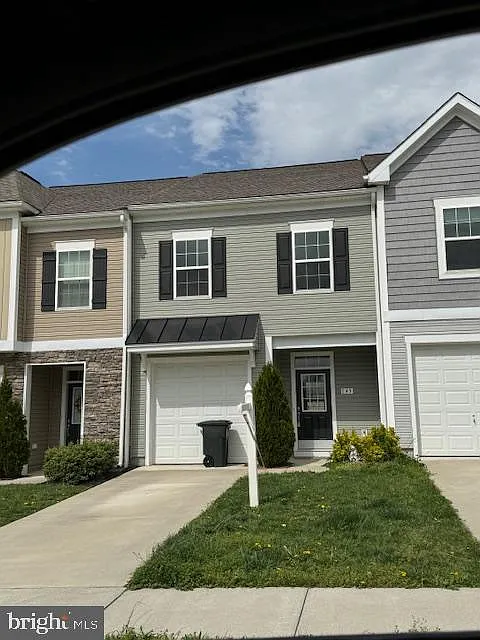 3 bed, 2.5 bath, 1700 sqft, $1,950 — Photo 2