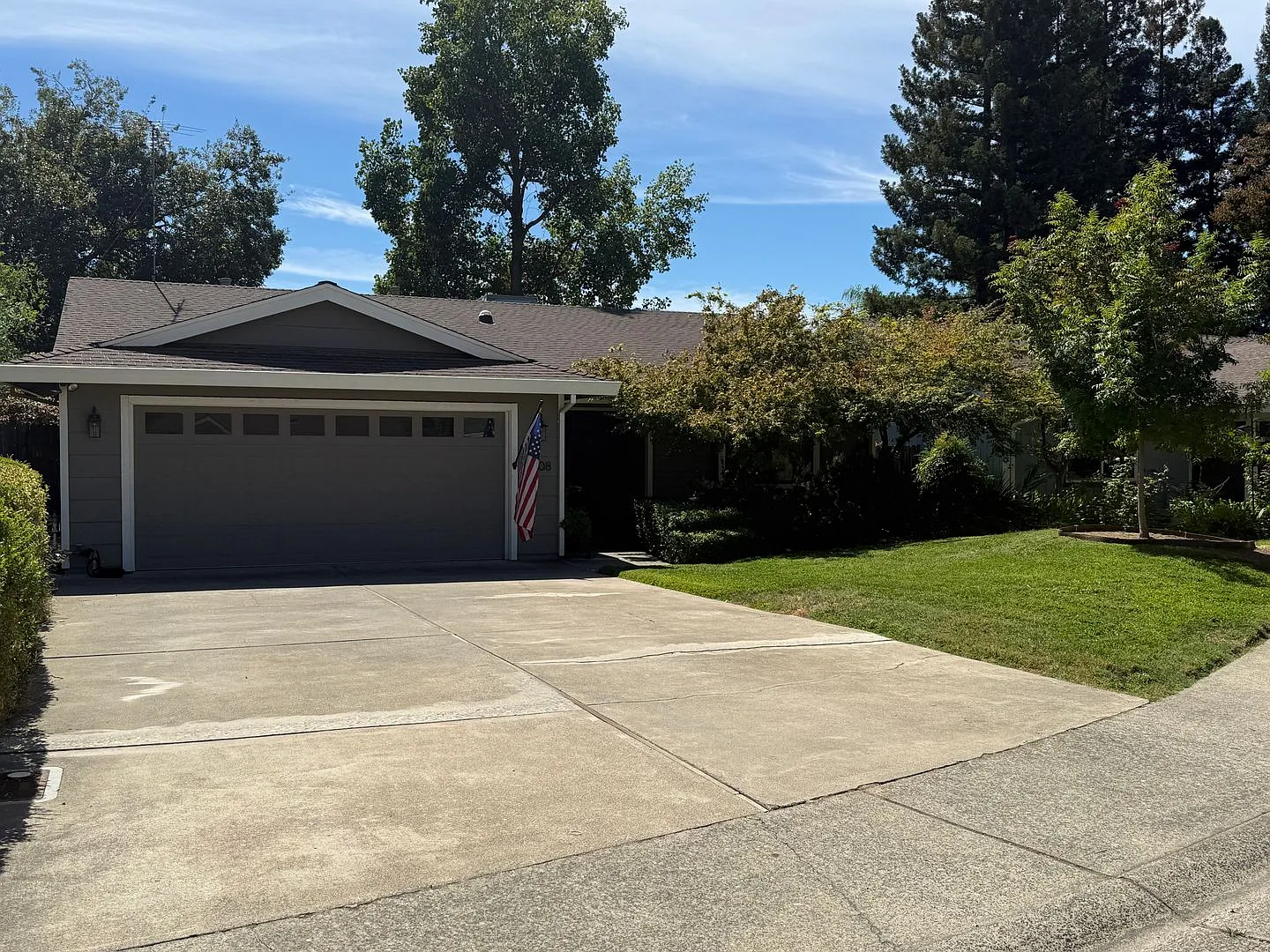 3 bedroom 2 bathroom In Carmichael — Photo 2