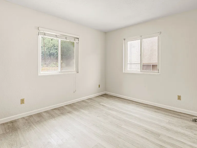 8766 Glenira Ave — Photo 12