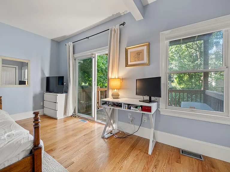 509 E 8th St #1 — Photo 9