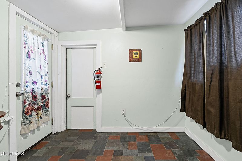 5th image of 1468 Helderberg Avenue