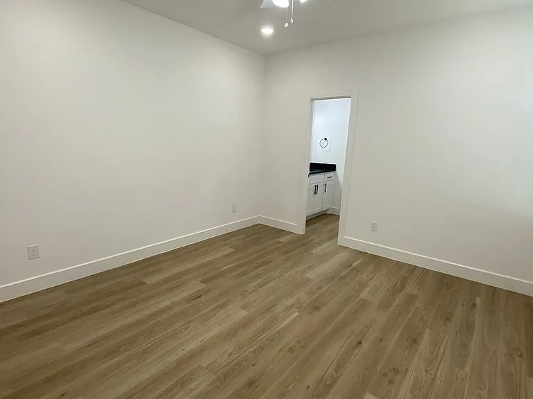 622 W Florence St — Photo 16