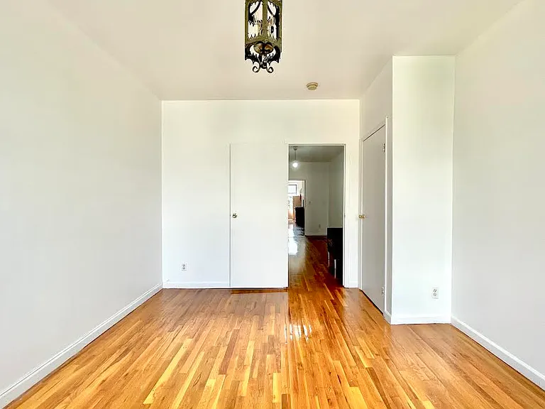 260 Irving Ave #3R — Photo 2