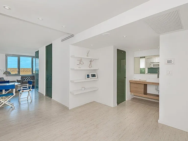 2301 Collins Ave #1032 — Photo 10