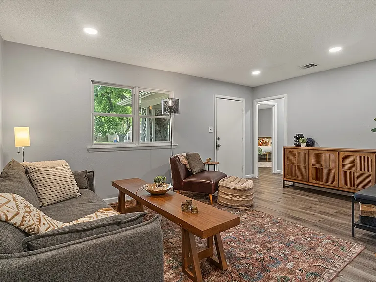 706 Henslee Dr — Photo 3