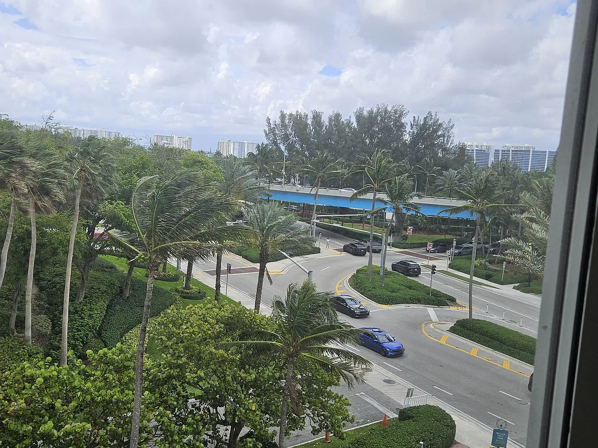 Building Photo - 19201 Collins Ave #341