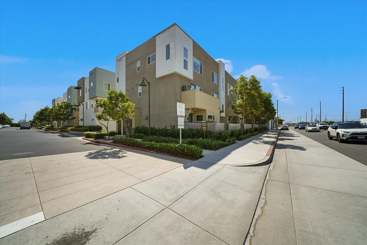 3 bed, 3.5 bath, 1740 sqft, $4,050 — Photo 1