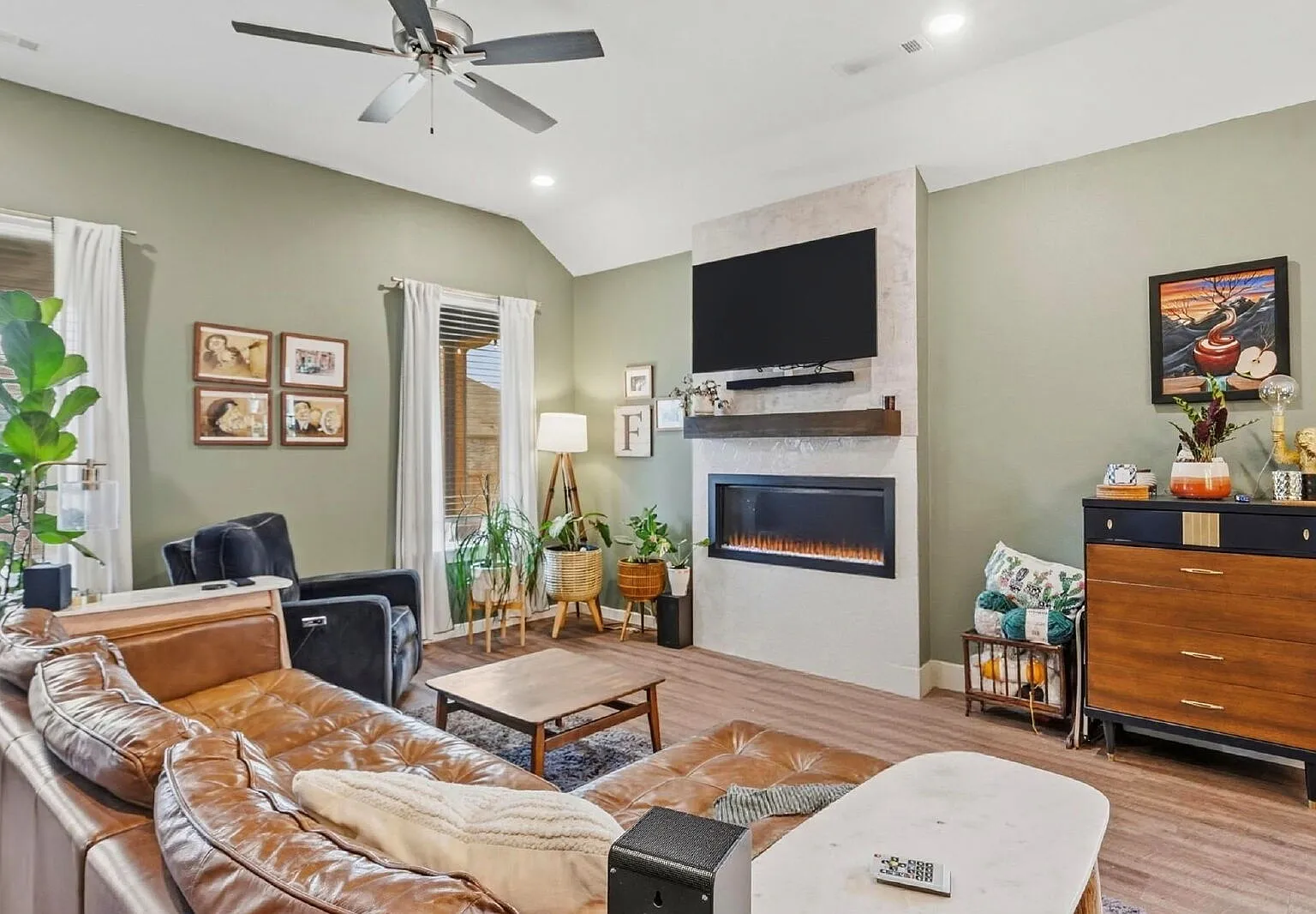 4 bed, 2.0 bath, 2031 sqft, $2,395 — Photo 2
