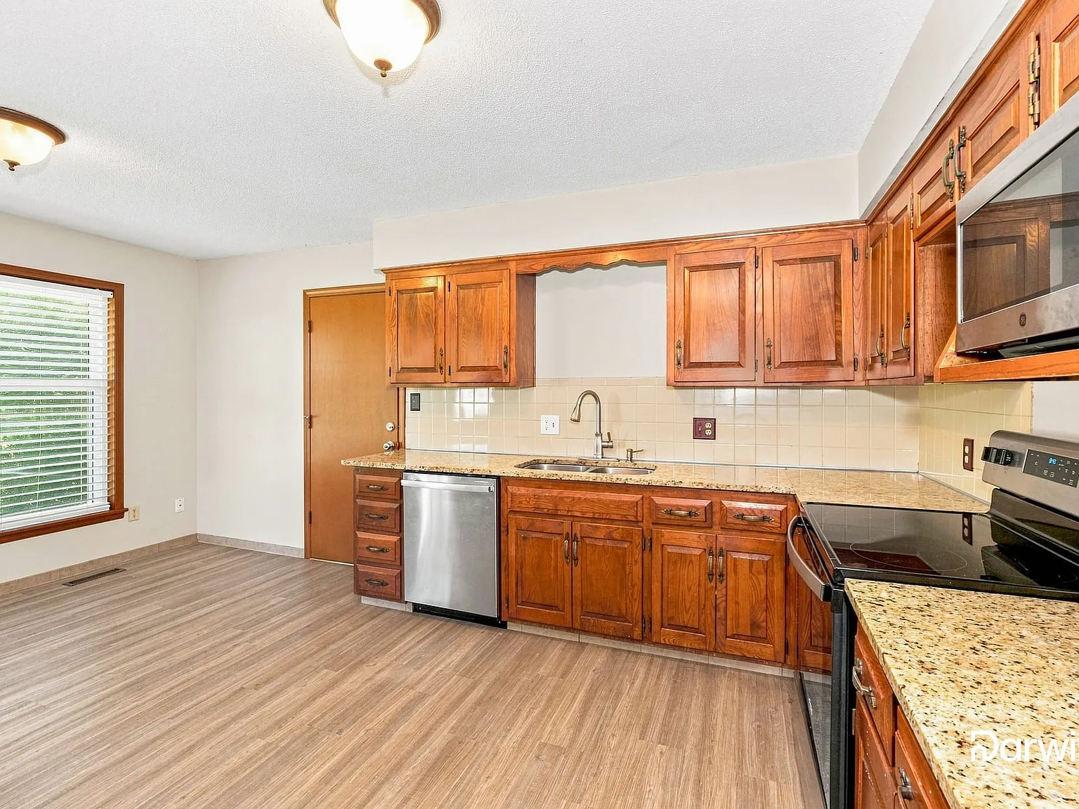 4 bed, 2.5 bath, 2312 sqft, $2,465 — Photo 3