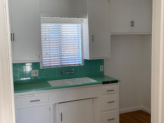 4th image of 916 1/2 Oakwood St