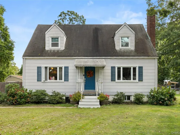 38 Muncey Road, Bay Shore, NY 11706