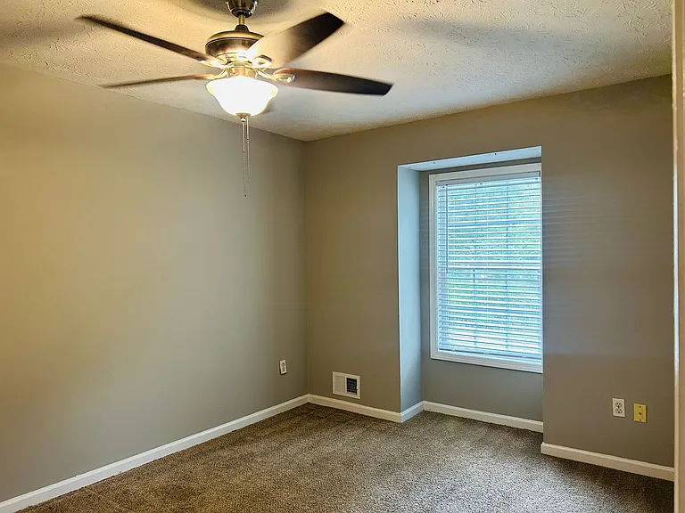 207 Hillcrest Dr — Photo 16