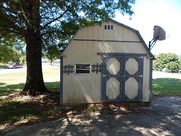 3rd image of 2045 E Nixon Dr