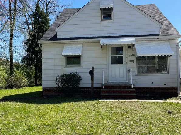 12914 Park Knoll Dr, Garfield Heights, OH 44125