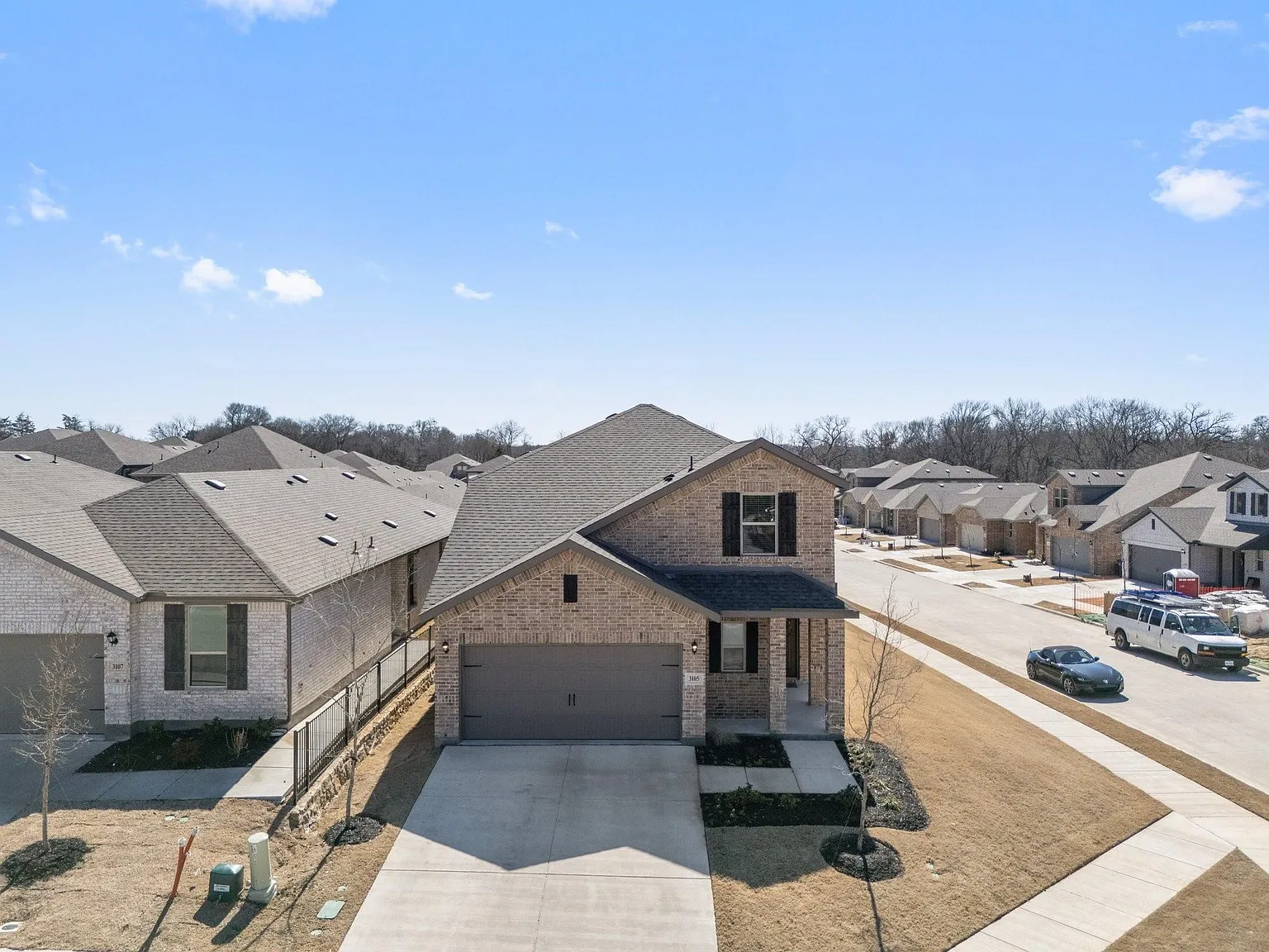 5 bed, 2327 sqft, $2,700 — Photo 3