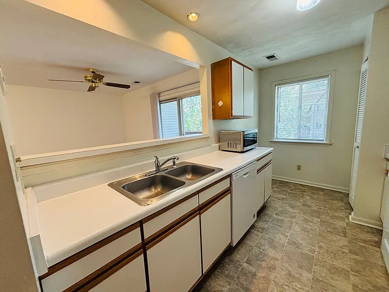 402G Berryfield Ln — Photo 7