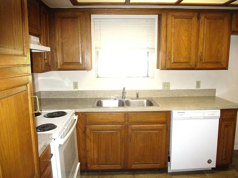 203 Yorkshire Ct — Photo 5