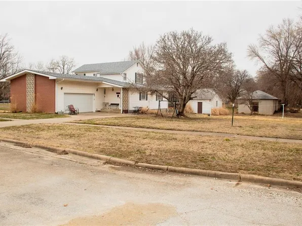 203 E Butler St, Yates Center, KS 66783