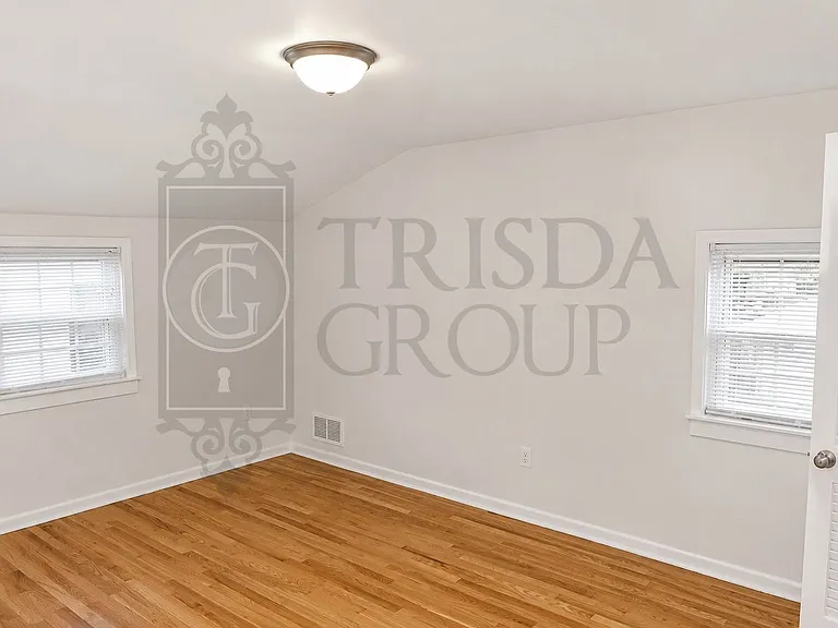 2361 Bensonia Ave — Photo 18