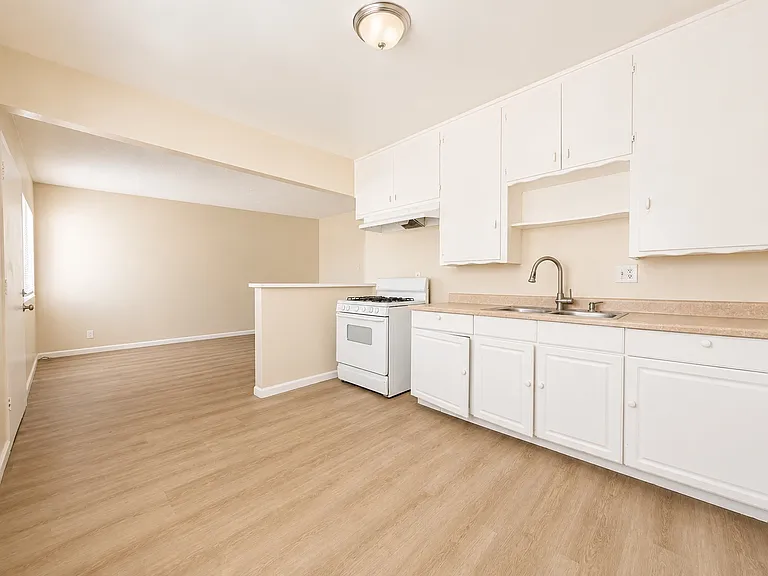 610 Orange Ave #7 — Photo 4