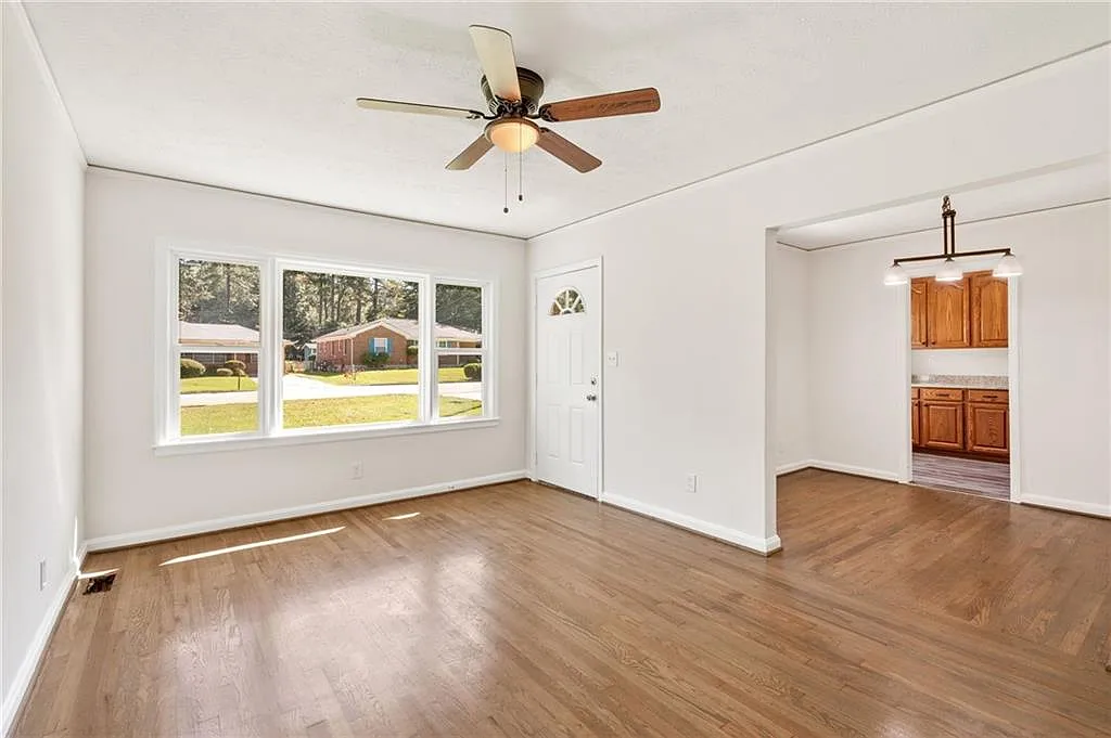 3 bed, 2.0 bath, 1400 sqft, $2,100 — Photo 3