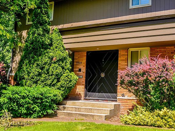 5th image of 2727 S Twyckenham Dr
