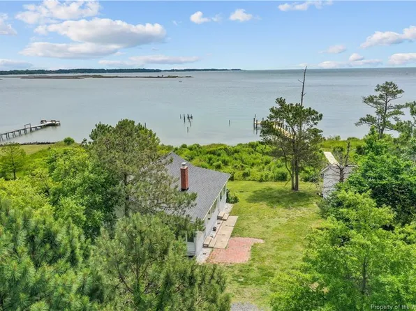 655 Mosquito Beach Ln, White Stone, VA 22578