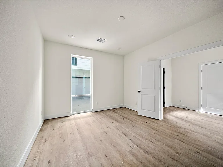 2722 Nagle St — Photo 10