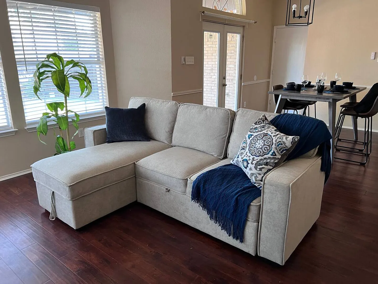 Backyard Sanctuary with 4 Bedrooms House — Photo 2