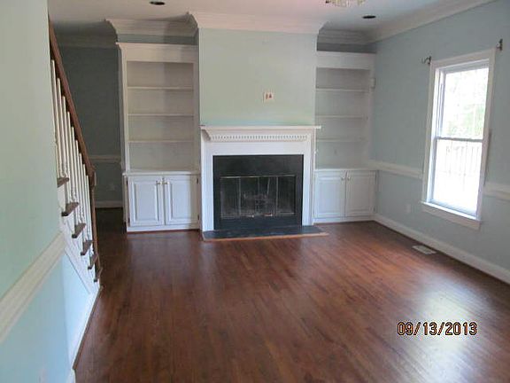 2nd image of 100 Edinborough Ct