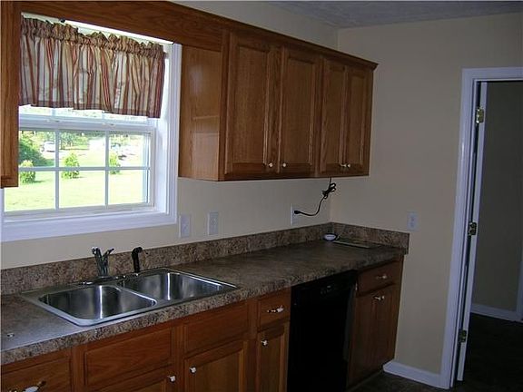 5th image of 99 Hilltop Dr