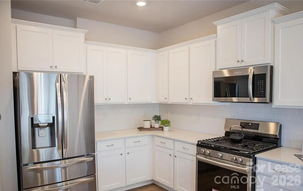 4 bed, 2.5 bath, $2,800 — Photo 4