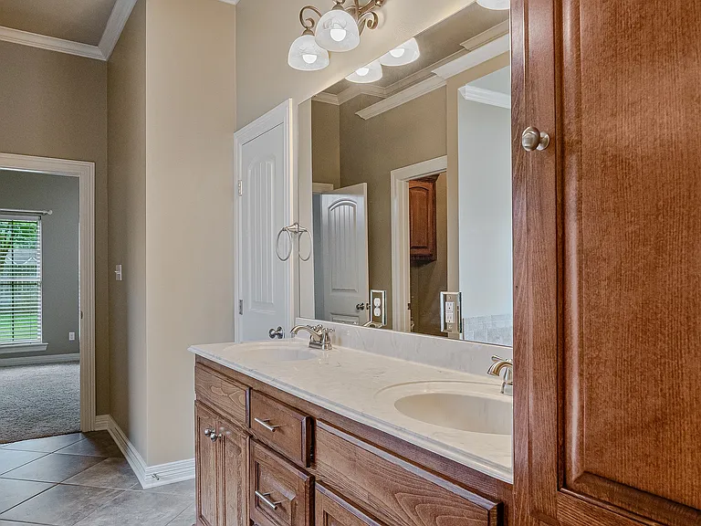 713 Saint Martin Ln — Photo 39