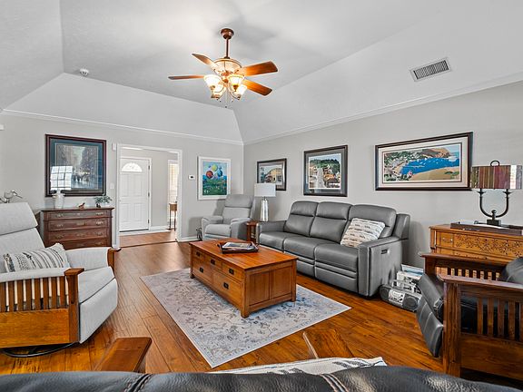 5th image of 710 River Oaks Blvd