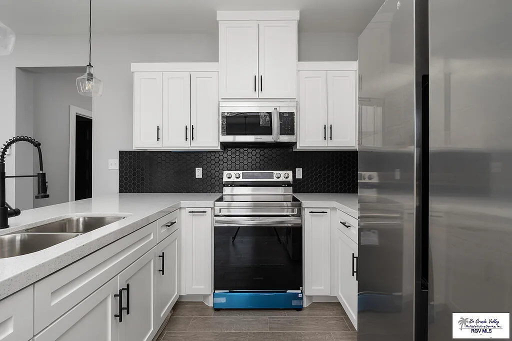 3 bed, 2.0 bath, 1167 sqft, $1,800 — Photo 3