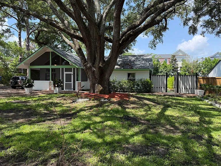 13 Vincent Dr — Photo 1