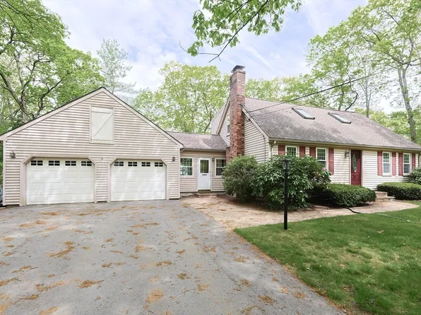 61 Old Farm Rd, North Attleboro, MA 02760