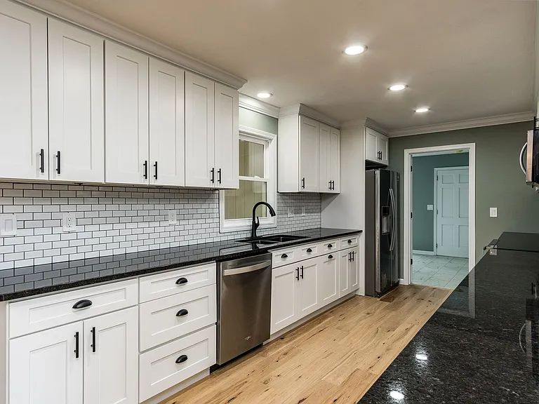 101 McCormick Cir — Photo 11