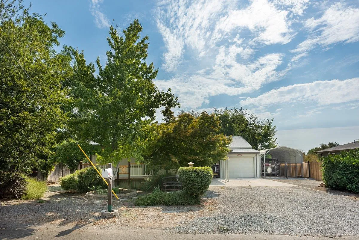 1875 2nd Ave photo 1