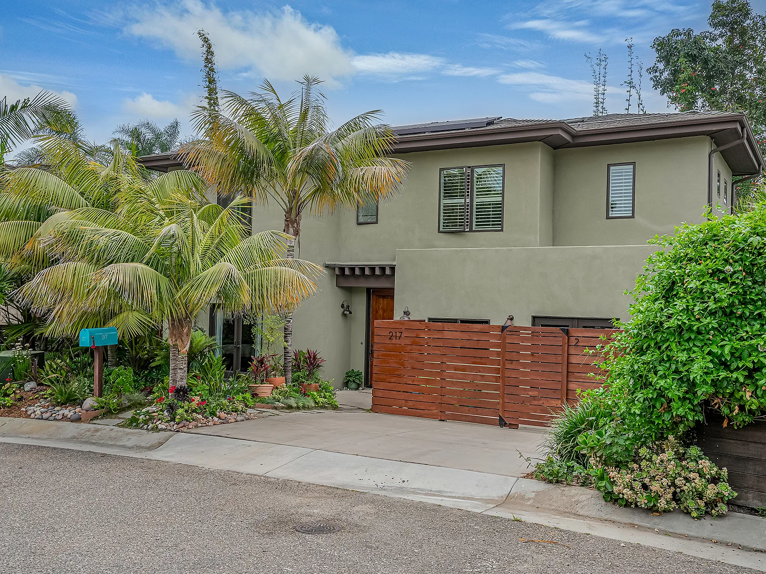 4 bed, 3.5 bath, 2600 sqft, $8,200 — Photo 1