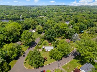 252 Lakeview Dr, Fairfield, CT 06825