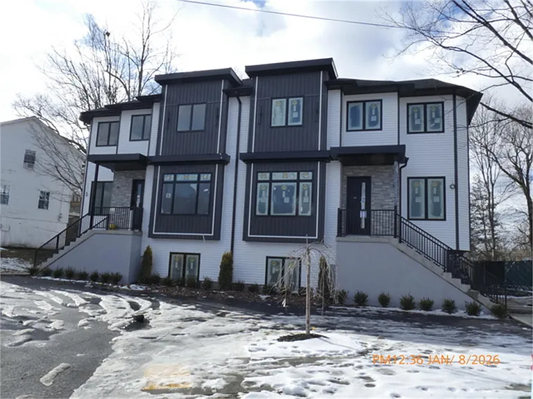 9 San Antonio Cir #2 — Photo 1