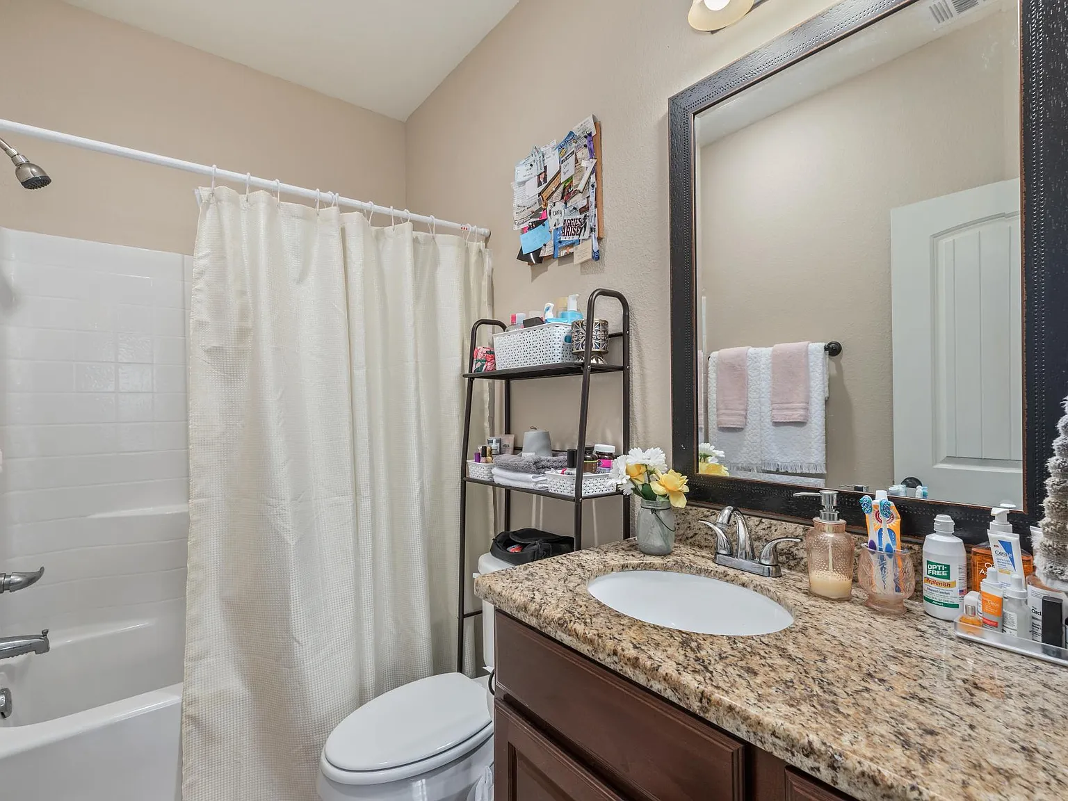 5 bed, 2028 sqft, $4,375 — Photo 4