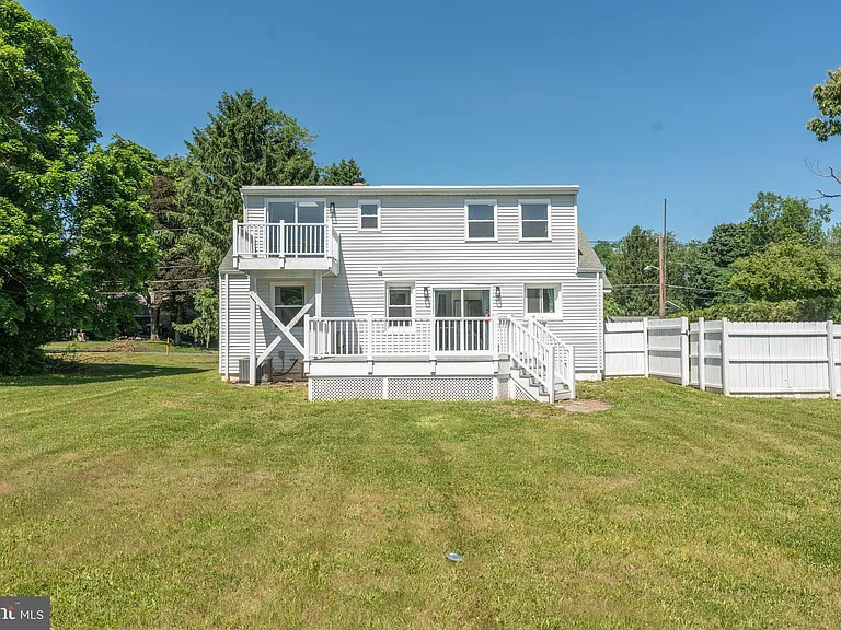 75 Reeder Ave — Photo 36