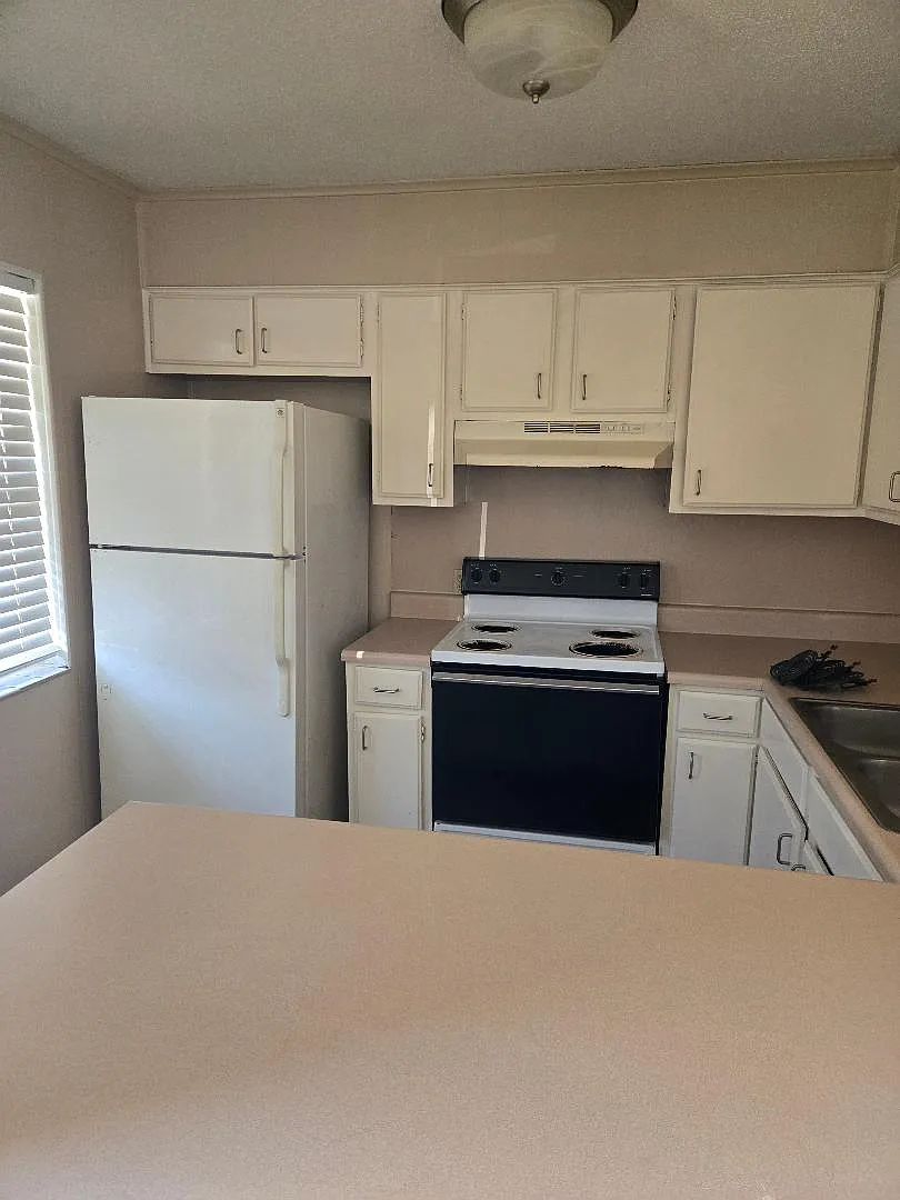 120 S Elm St — Photo 3