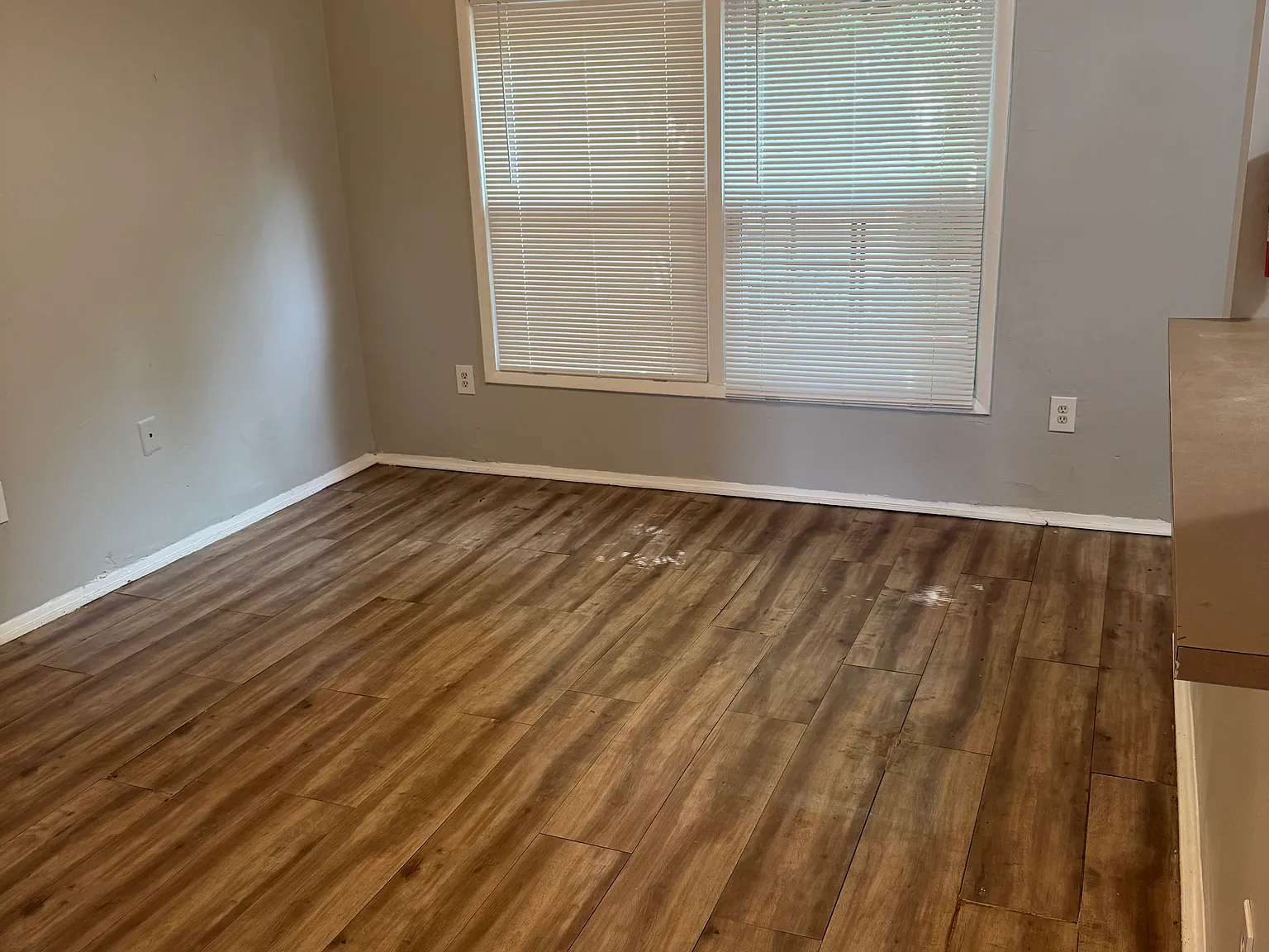 5 bed, 2.5 bath, 1690 sqft, $6,300 — Photo 2