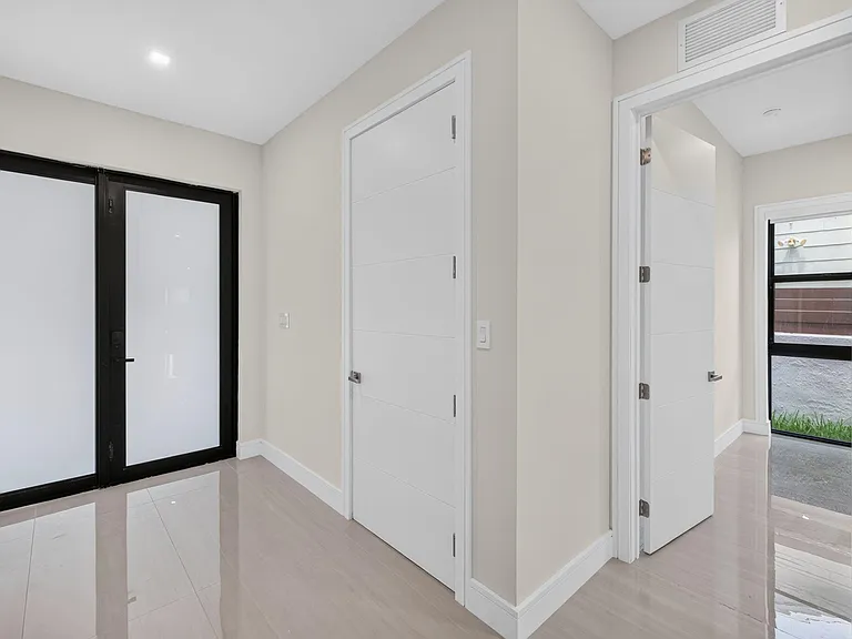 704 SW 9th St — Photo 5