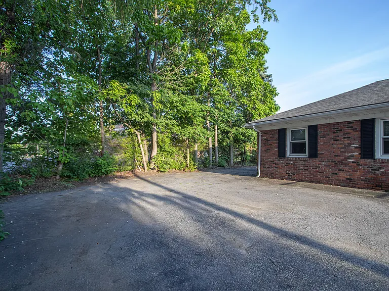323 Montcalm St #L — Photo 35